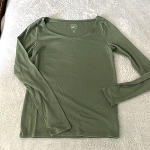 Like new Gap Sage green long sleeve t-shirt